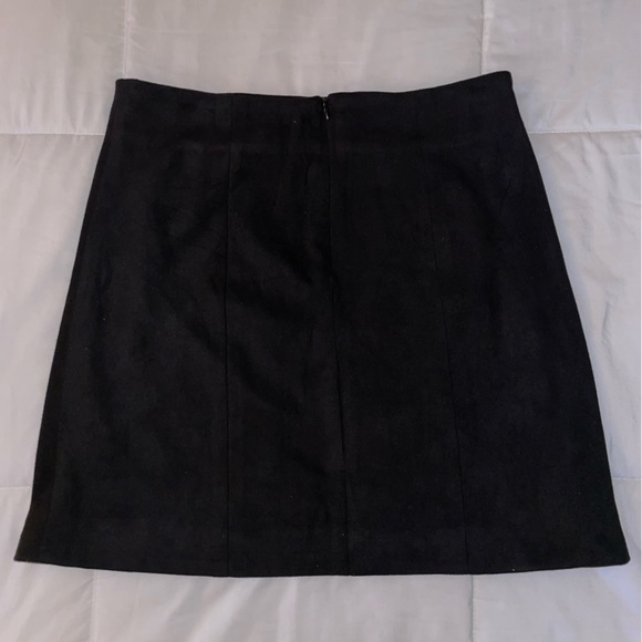 Simple black skirt - Picture 2 of 4
